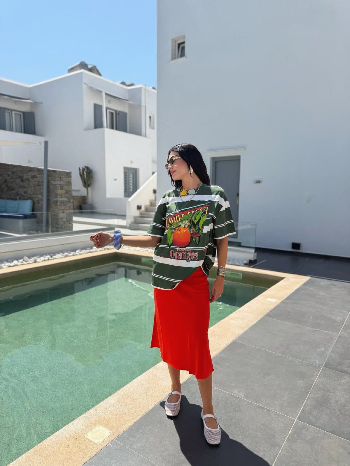 Η Ήβη Αδάμου μπροστά σε πισίνα