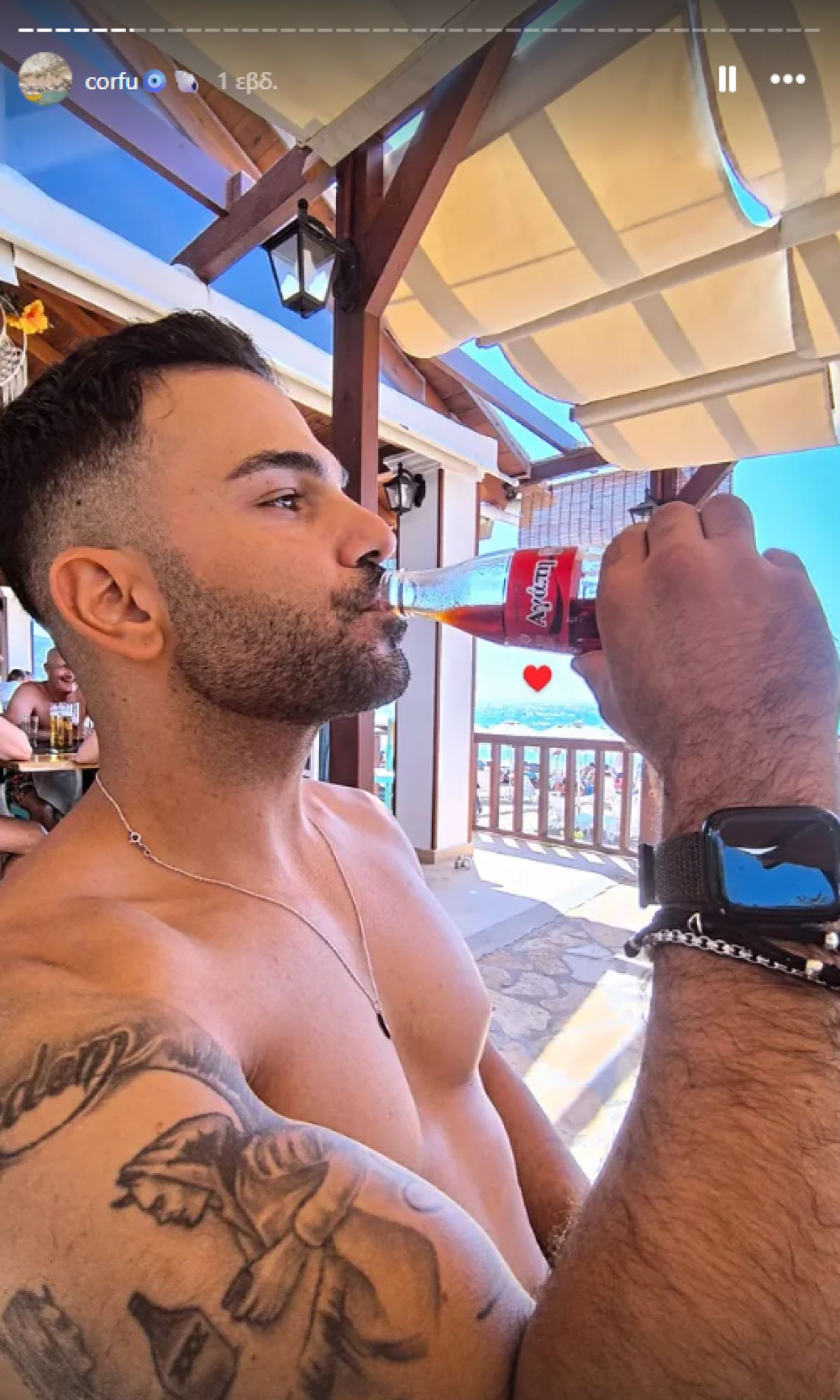 Ο Ανδρέας Ρόκκος πίνει αναψυκτικό