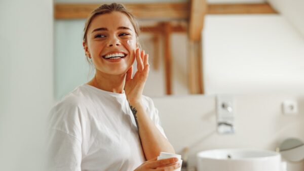 Γυναίκα βάζει κρέμα στο πρόσωπό της
