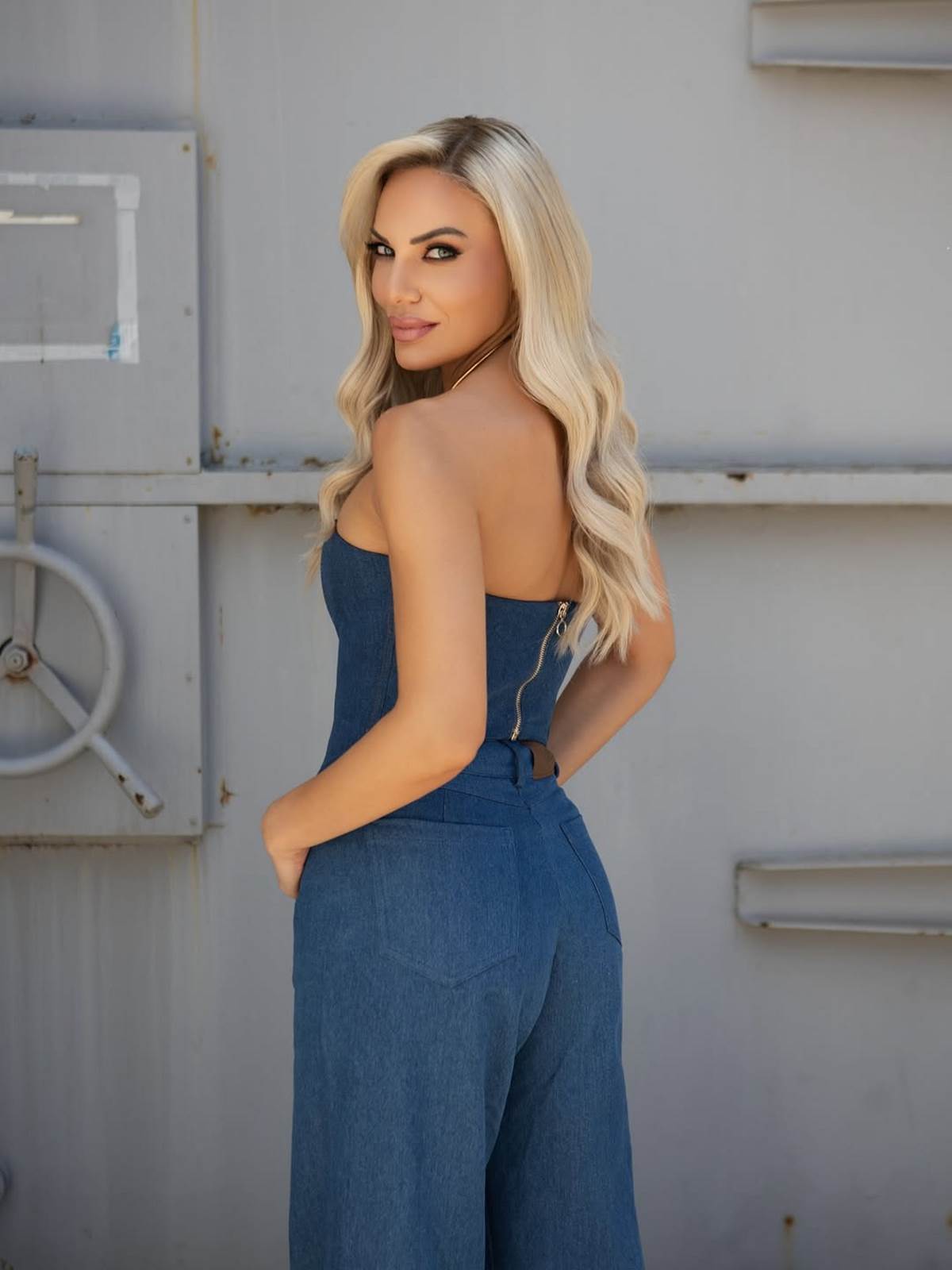 Η Ιωάννα Μαλέσκου με total denim look