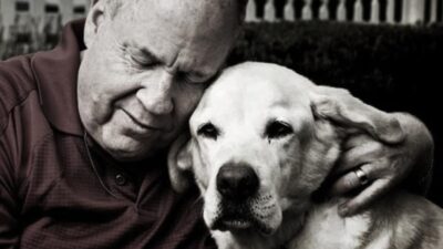 ο κύριος με το σκυλάκι του