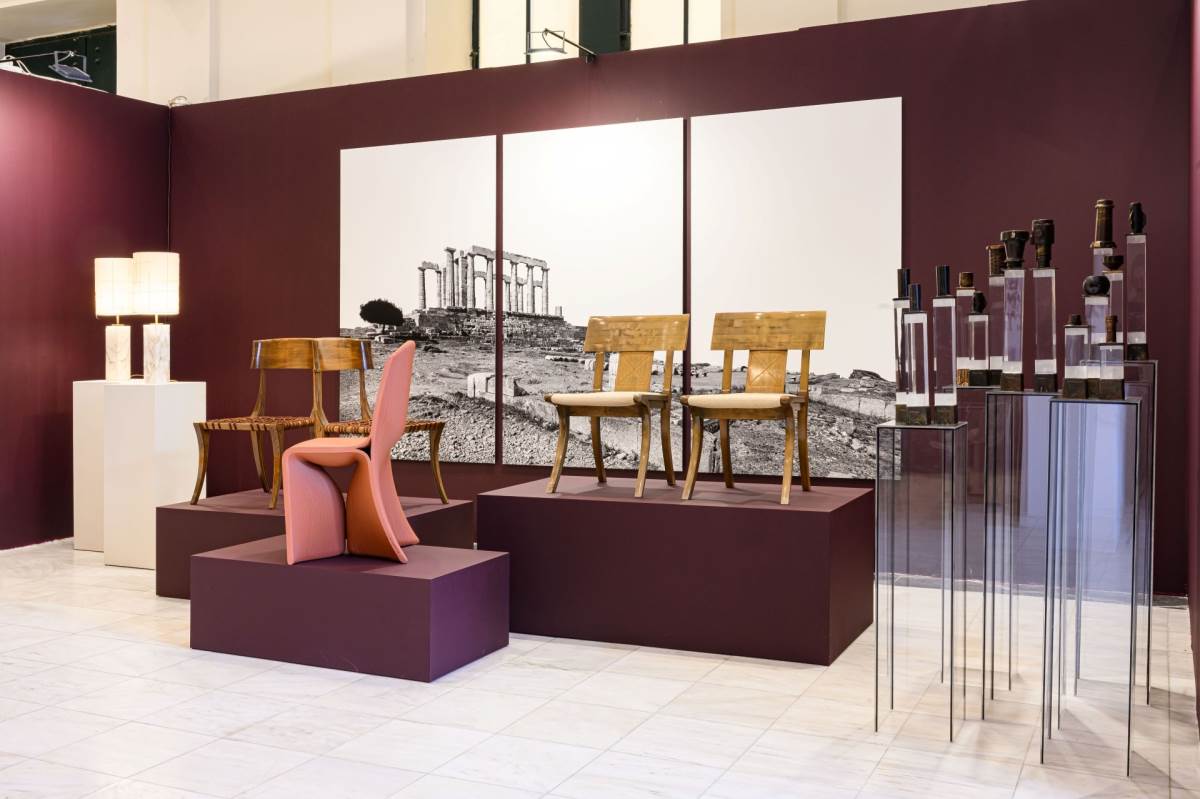Stefanidou Tsoukala Gallery με καρέκλα klismos
