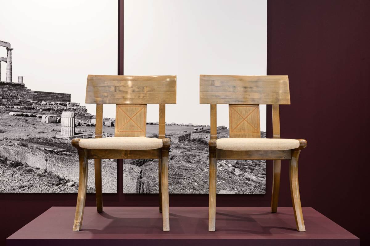 Stefanidou Tsoukala Gallery με καρέκλα klismos