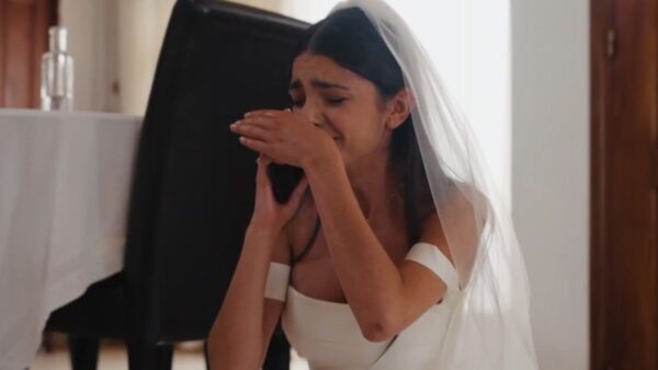 η πρωταγωνίστρια φοράει νυφικό και κλαίει