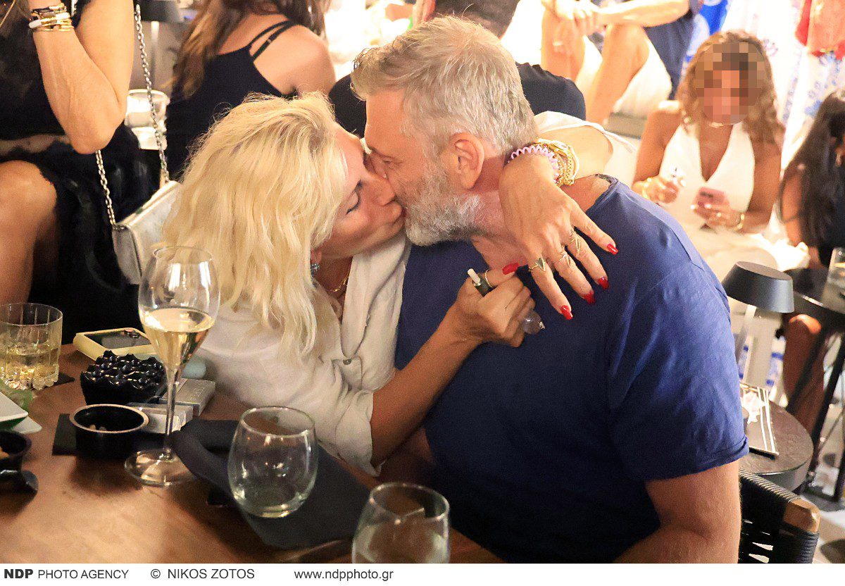 Η Ιζαμπέλα Αρβανίτη και ο Απόστολος Γκλέτσος φιλιούνται στο στόμα