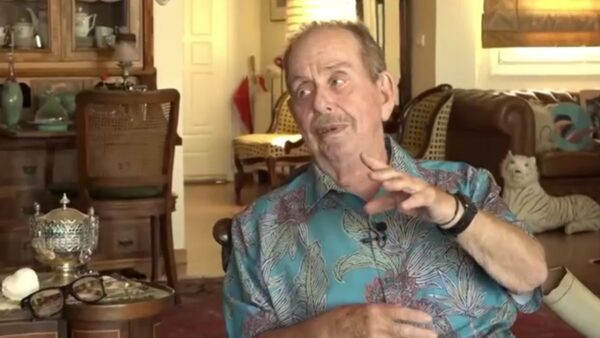 Ο Ηλίας Μαμαλάκης στην κάμερα του Super Κατερίνα