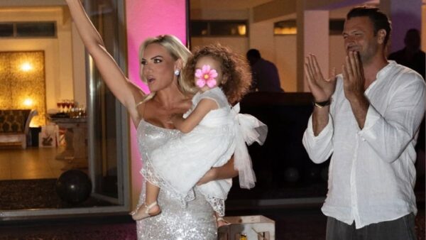 Η Ιωάννα Μαλέσκου και ο Κωνσταντίνος Δανιάς στη βάπτιση της κόρης τους