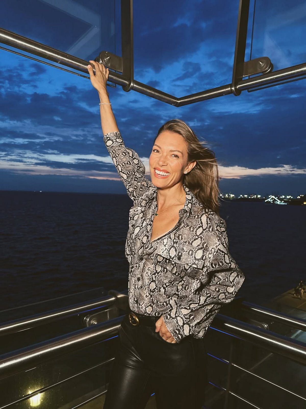 Με δερμάτινο παντελόνι η Βίκυ Καγιά