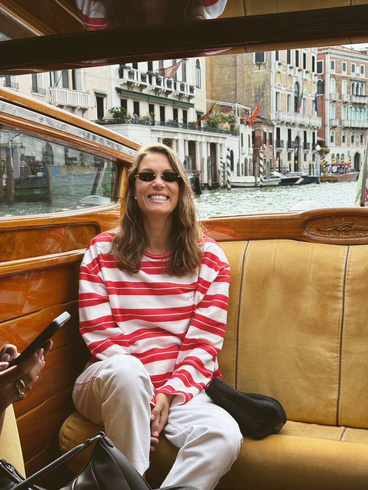 To top της Βίκυς Καγιά με κόκκινες ρίγες στη Βενετία