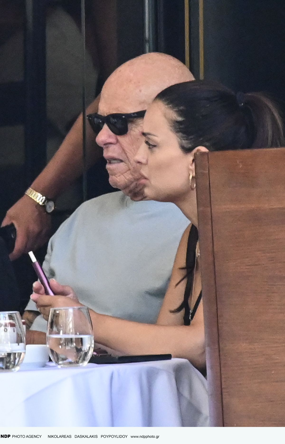 Ο Τζώνη Καλημέρης και η Ελπίδα Ιακωβίδου σε καφέ στην Πανεπιστημίου