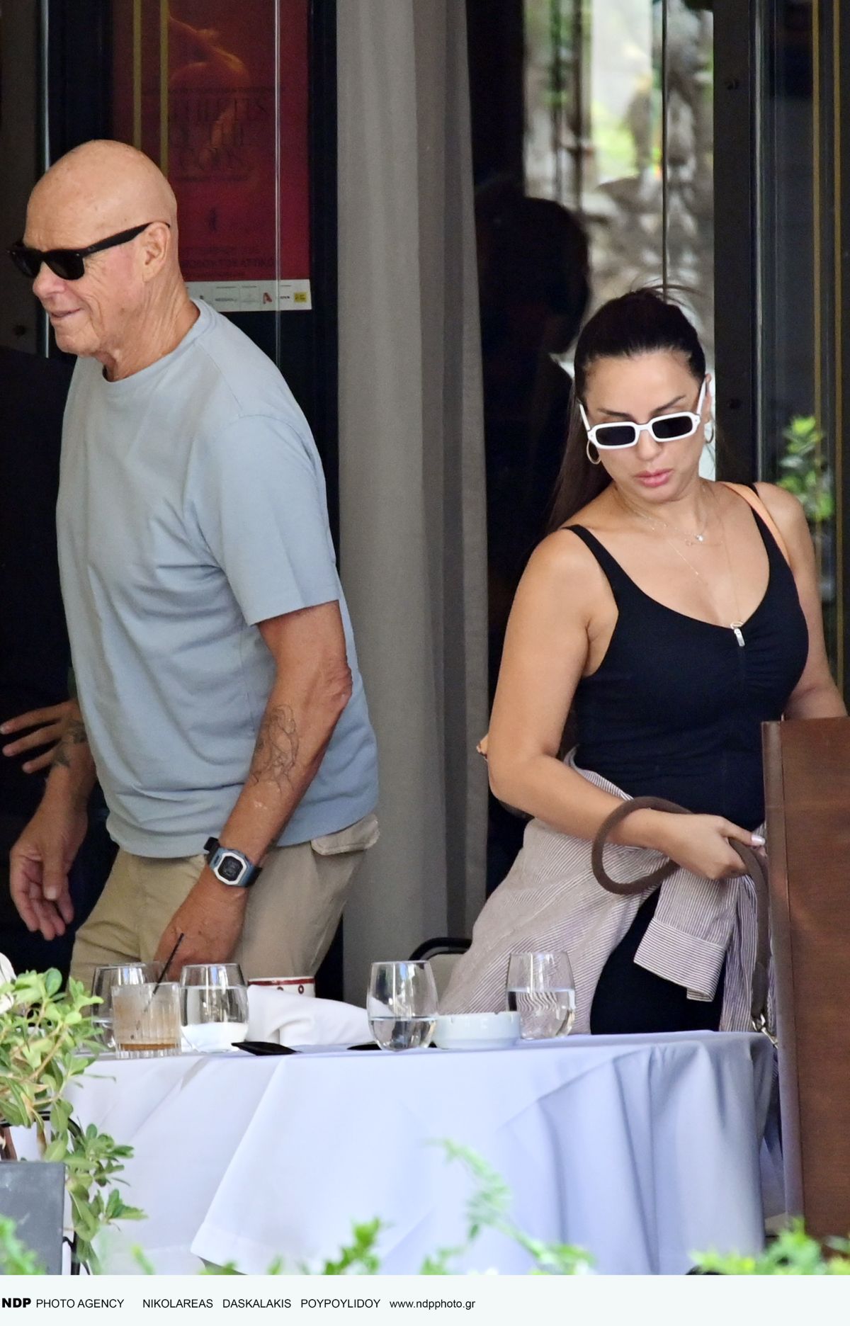 Ο Τζώνη Καλημέρης και η Ελπίδα Ιακωβίδου σε καφέ στην Πανεπιστημίου