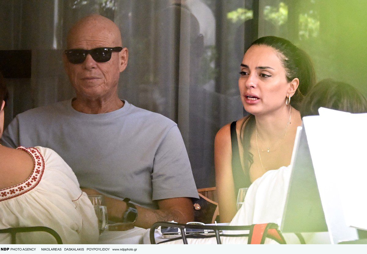 Ο Τζώνη Καλημέρης και η Ελπίδα Ιακωβίδου σε καφέ στην Πανεπιστημίου