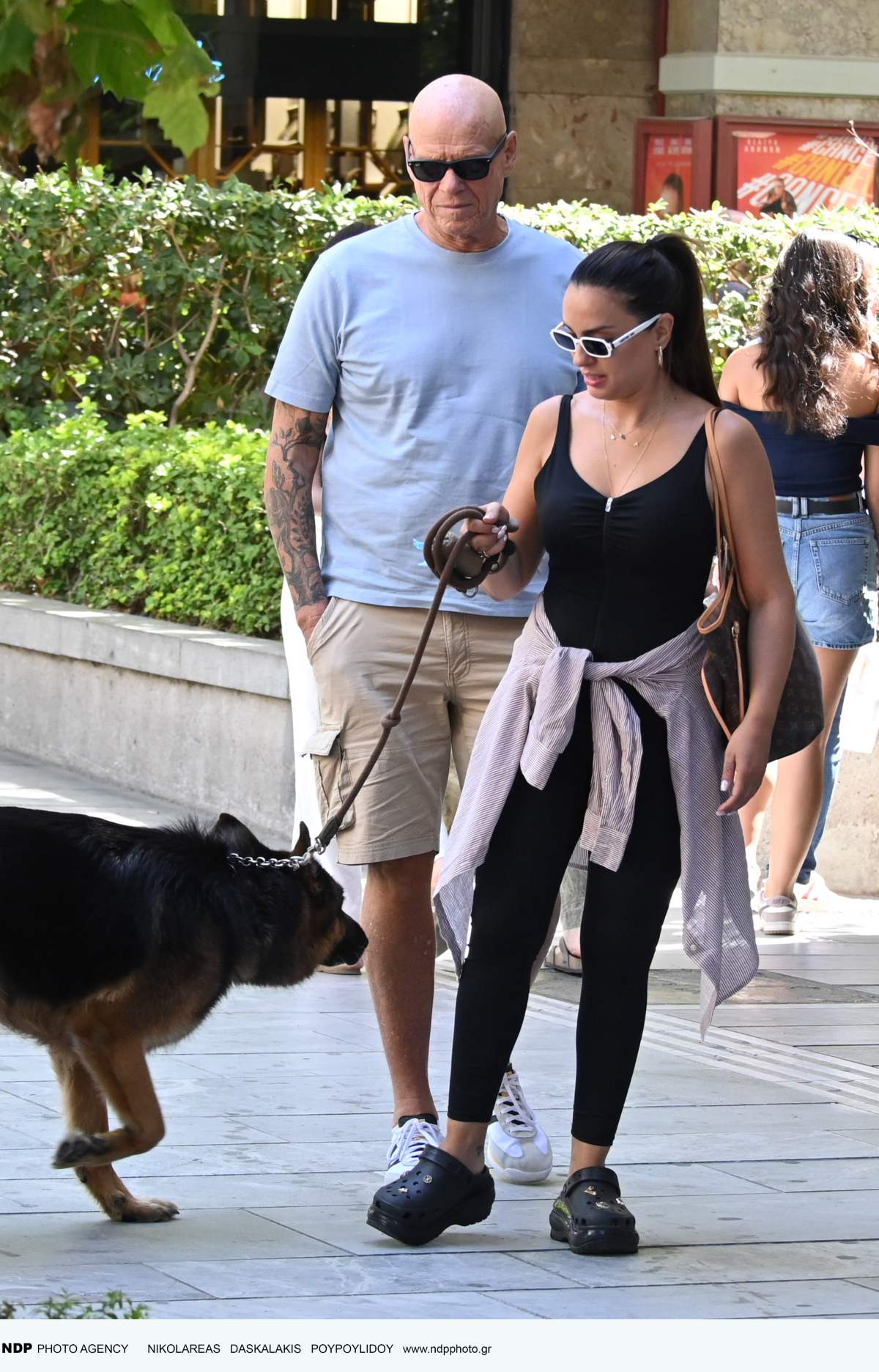 Ο Τζώνη Καλημέρης και η Ελπίδα Ιακωβίδου στην Πανεπιστημίου με τον σκύλο τους