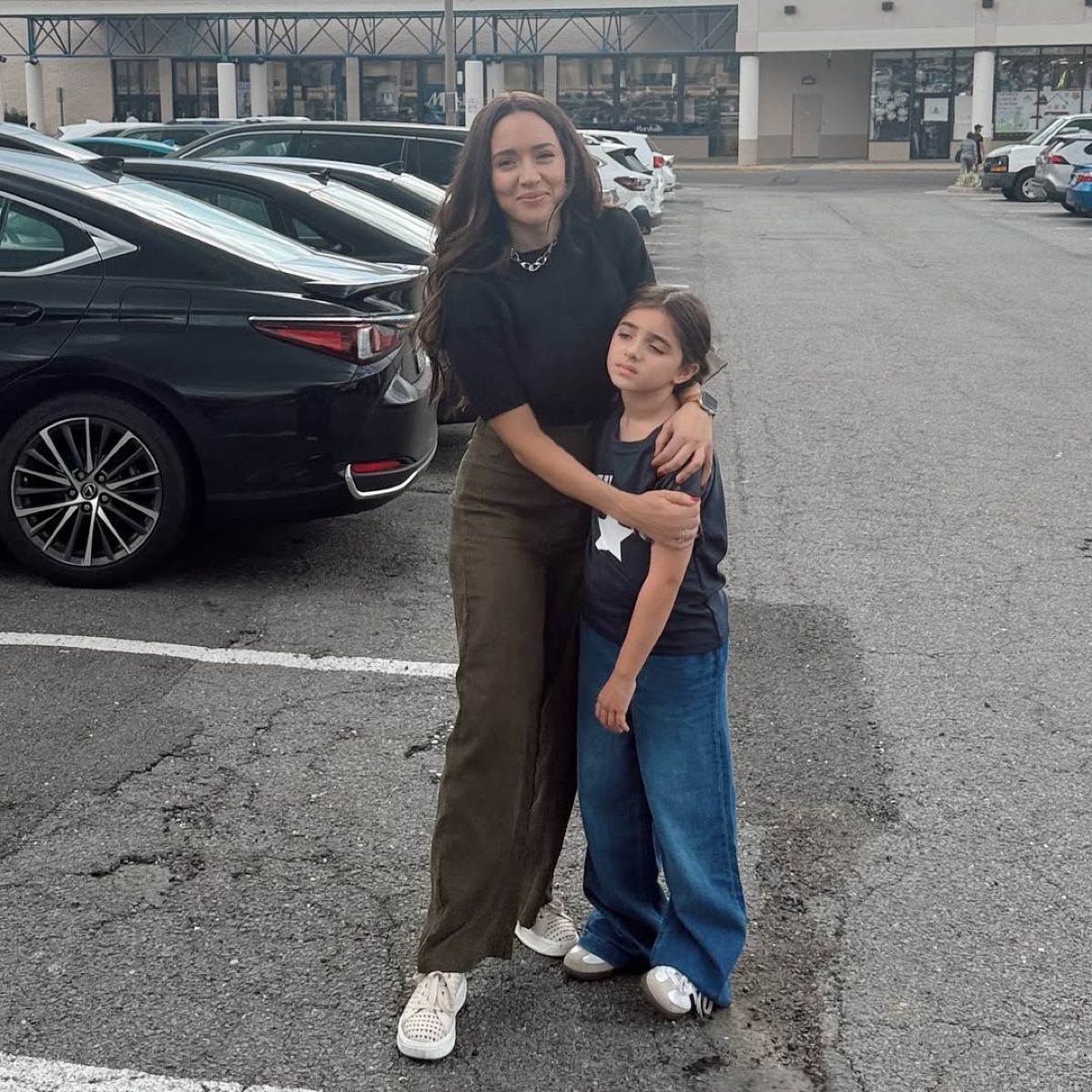 Η Καλομοίρα με την κόρη της αγκαλιά