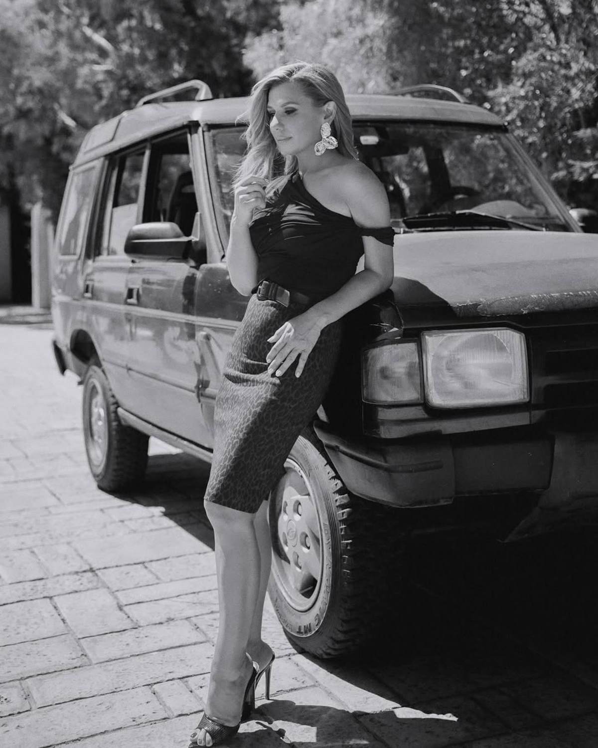 Η Κατερίνα Καραβάτου έξω από το στούντιο