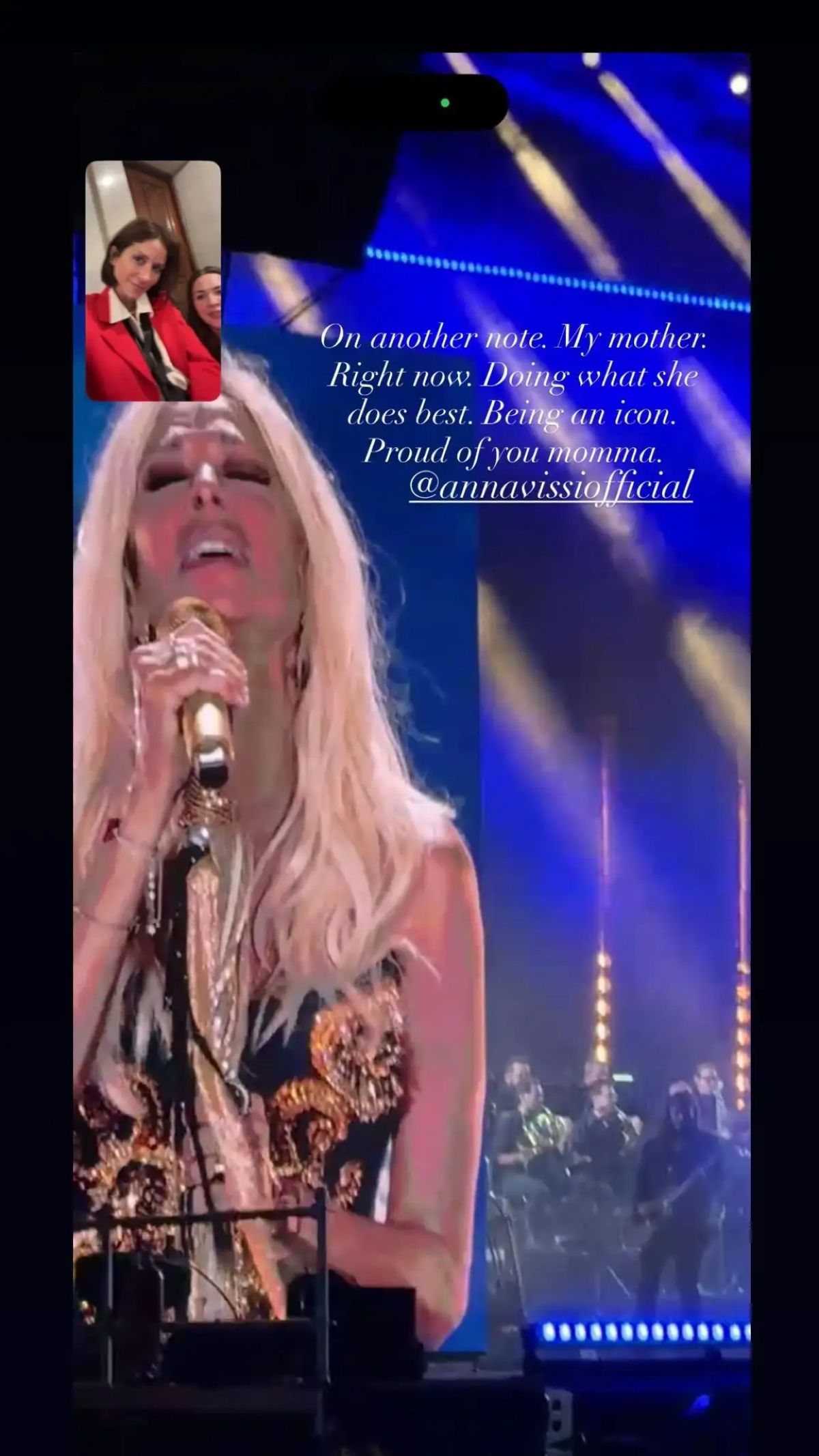 H Σοφία Καρβέλα βλέπει από βίντεοκληση τη συναυλία της μαμά της