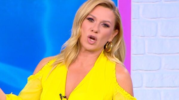 Η Κατερίνα Καραβάτου στην εκπομπή Καλοκαίρι Παρέα