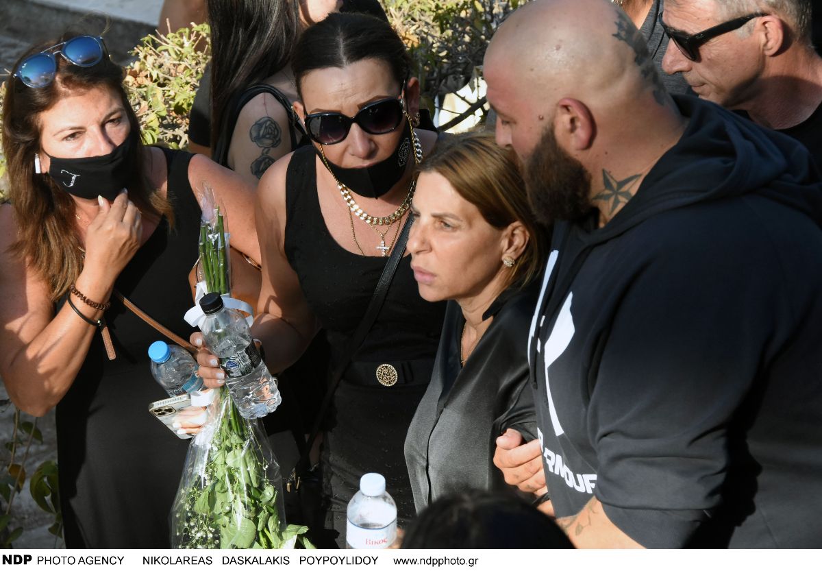 Η μητέρα του Mad Clip στην κηδεία του