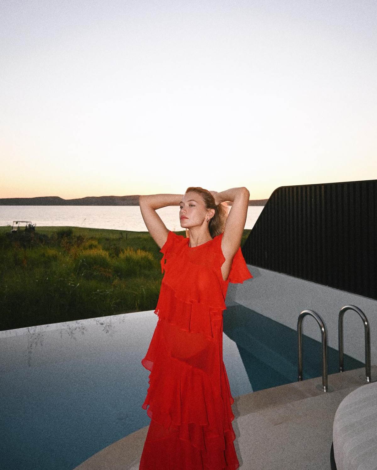 H Κλέλια Ανδριολάτου με κόκκινο φόρεμα