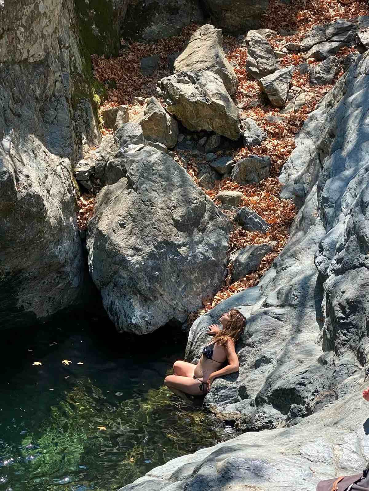 Η Μαρία Κωνσταντάκη στη Σαμοθράκη σε καταρράκτη