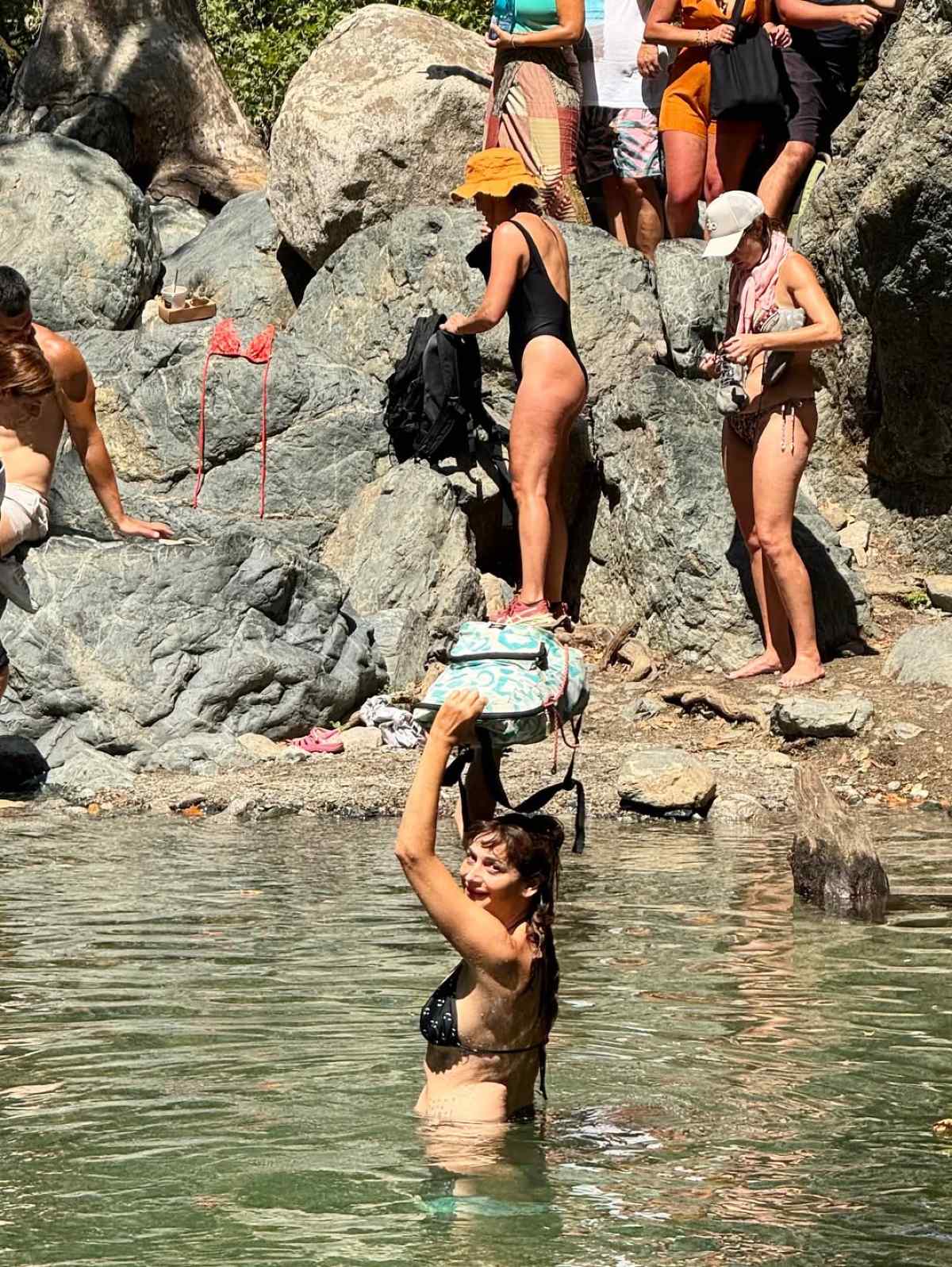 Η Μαρία Κωνσταντάκη στη Σαμοθράκη με την τσάντα στα χέρια της