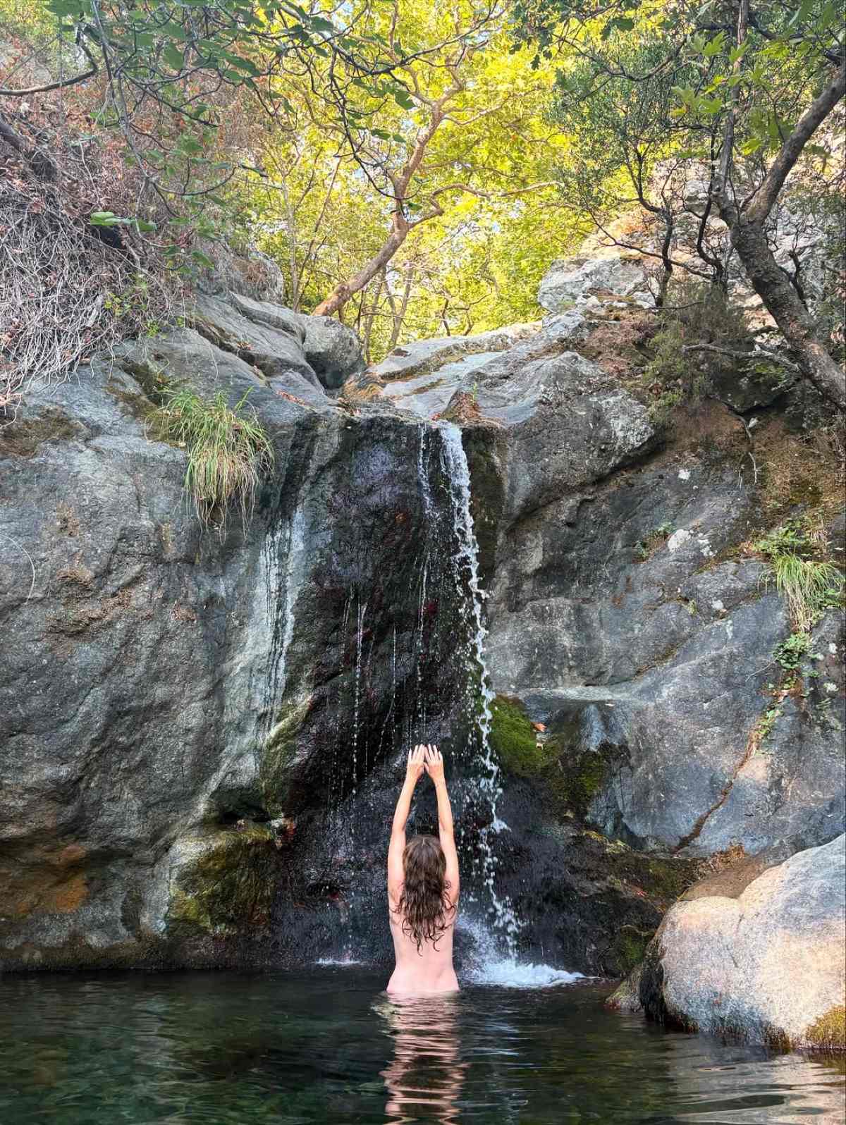 Η Μαρία Κωνσταντάκη topless σε καταρράκτη