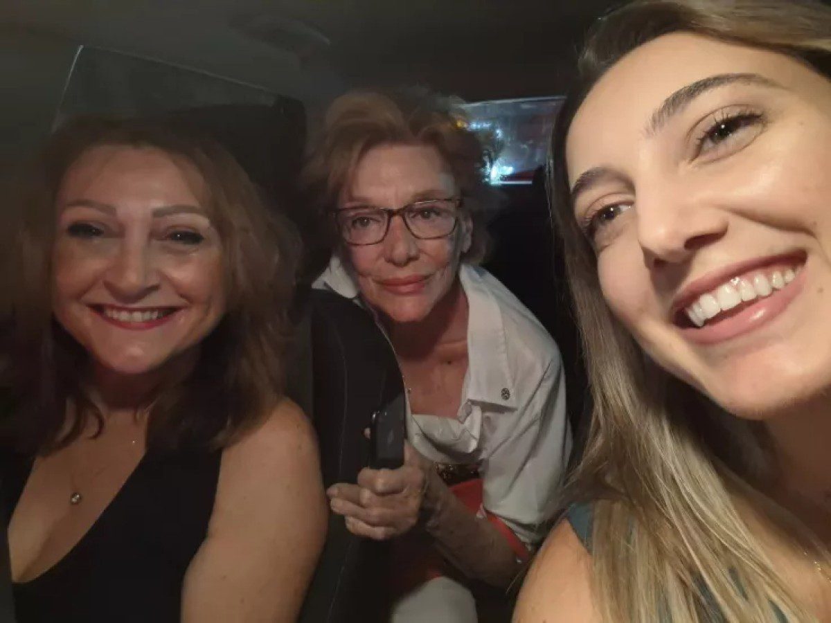 Η Μαρώ Κοντού με τις δύο γυναίκες όπου έκανε ότοστοπ