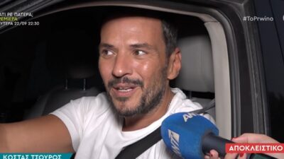 Ο Κώστας Τσουρός στο αυτοκίνητό του