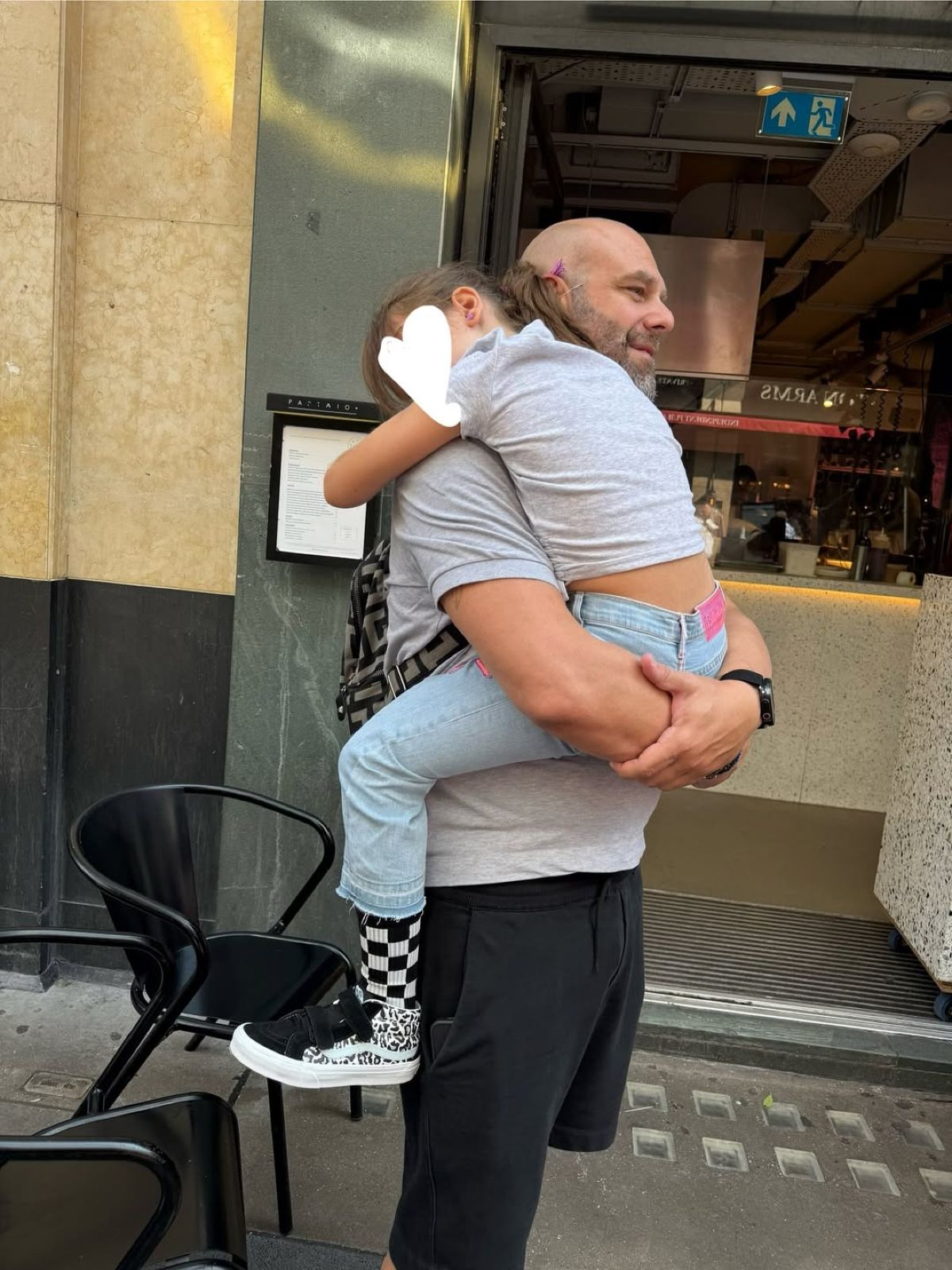Ο Μιχάλης Κουινέλης αγκαλιά με την κόρη του