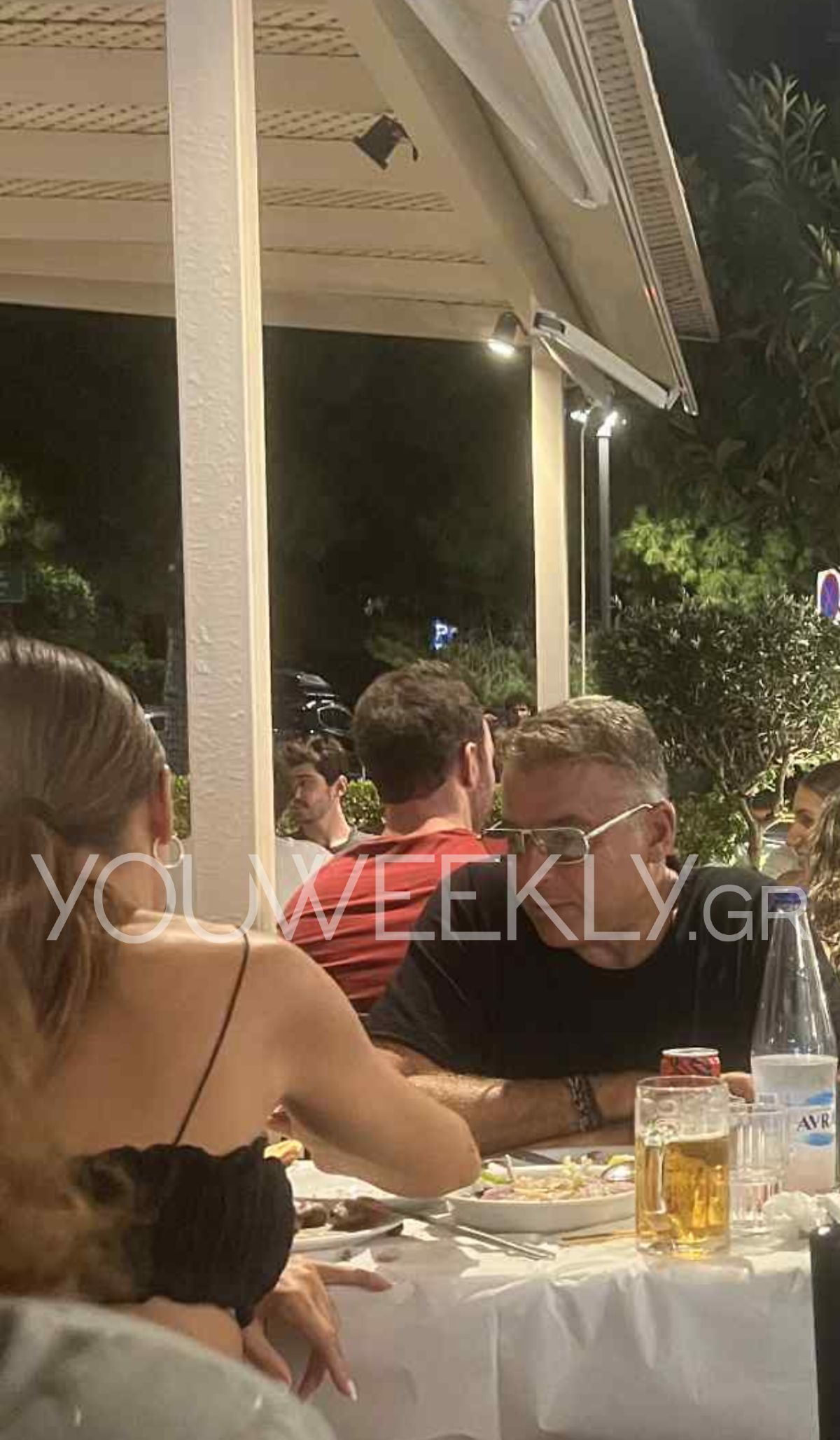 Ο Λιάγκας και η Αντωνά τρώνε σουβλάκια