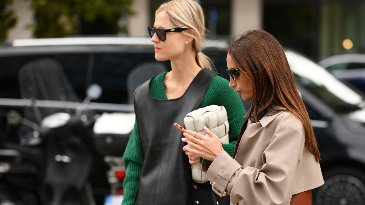 H σατέν φούστα στο street style