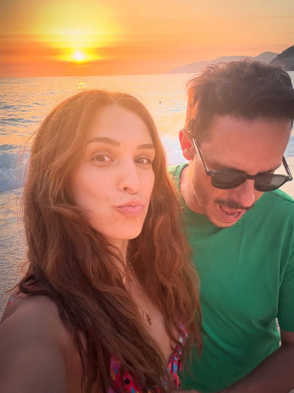 Ο Δημήτρης Μακαλιάς και η Αντογόνη Ψυχράμη μπροστά στο ηλιοβασίλεμα