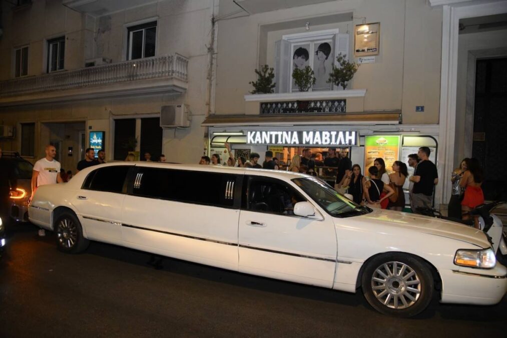 «Όλα κερασμένα από τον Μάκη που κέρδισε το Eurojackpot» - Τι έγινε το περασμένο Σάββατο σε τρία καταστήματα στην πλατεία Καρύτση και την πλατεία Μαβίλη (vid)