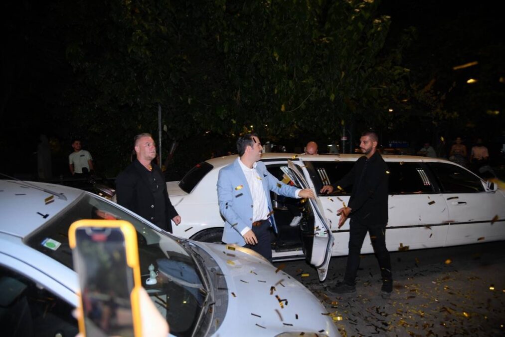 «Όλα κερασμένα από τον Μάκη που κέρδισε το Eurojackpot» - Τι έγινε το περασμένο Σάββατο σε τρία καταστήματα στην πλατεία Καρύτση και την πλατεία Μαβίλη (vid)