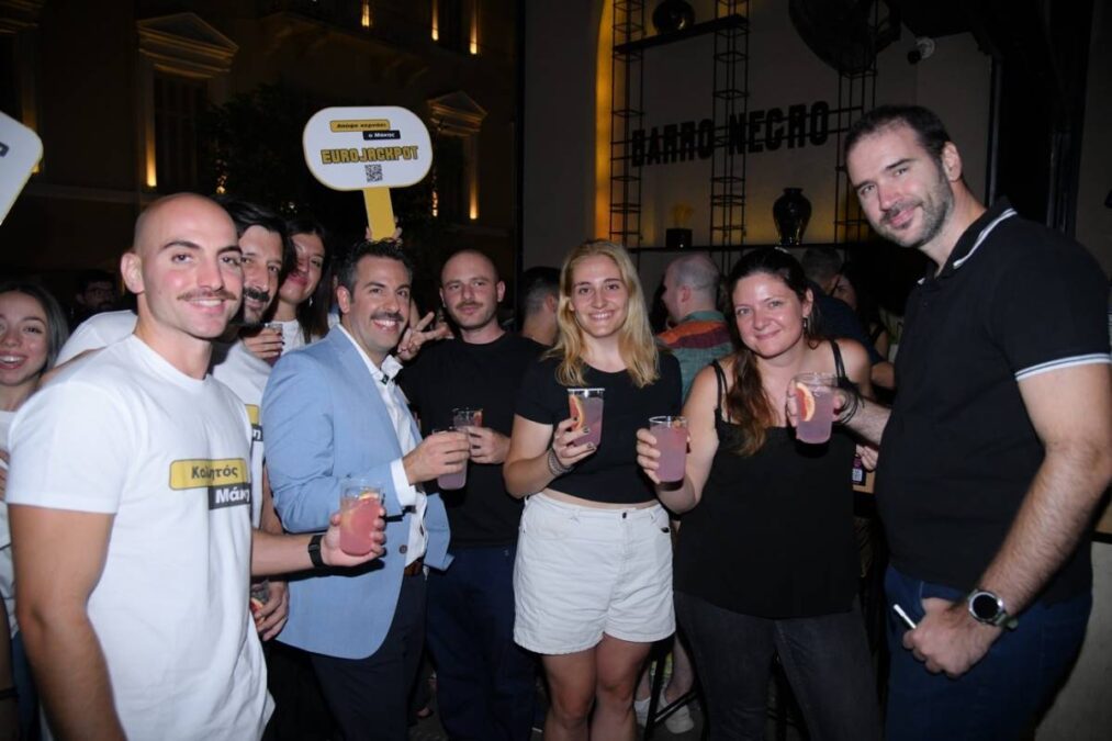 «Όλα κερασμένα από τον Μάκη που κέρδισε το Eurojackpot» - Τι έγινε το περασμένο Σάββατο σε τρία καταστήματα στην πλατεία Καρύτση και την πλατεία Μαβίλη (vid)