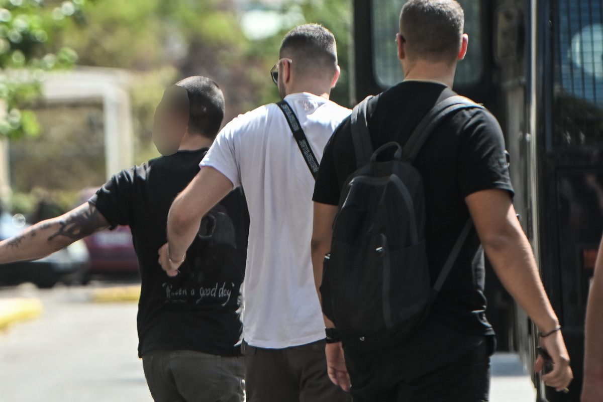 Ο Γιάννης Μάλαμας έξω από το γραφείο του εισαγγελέα