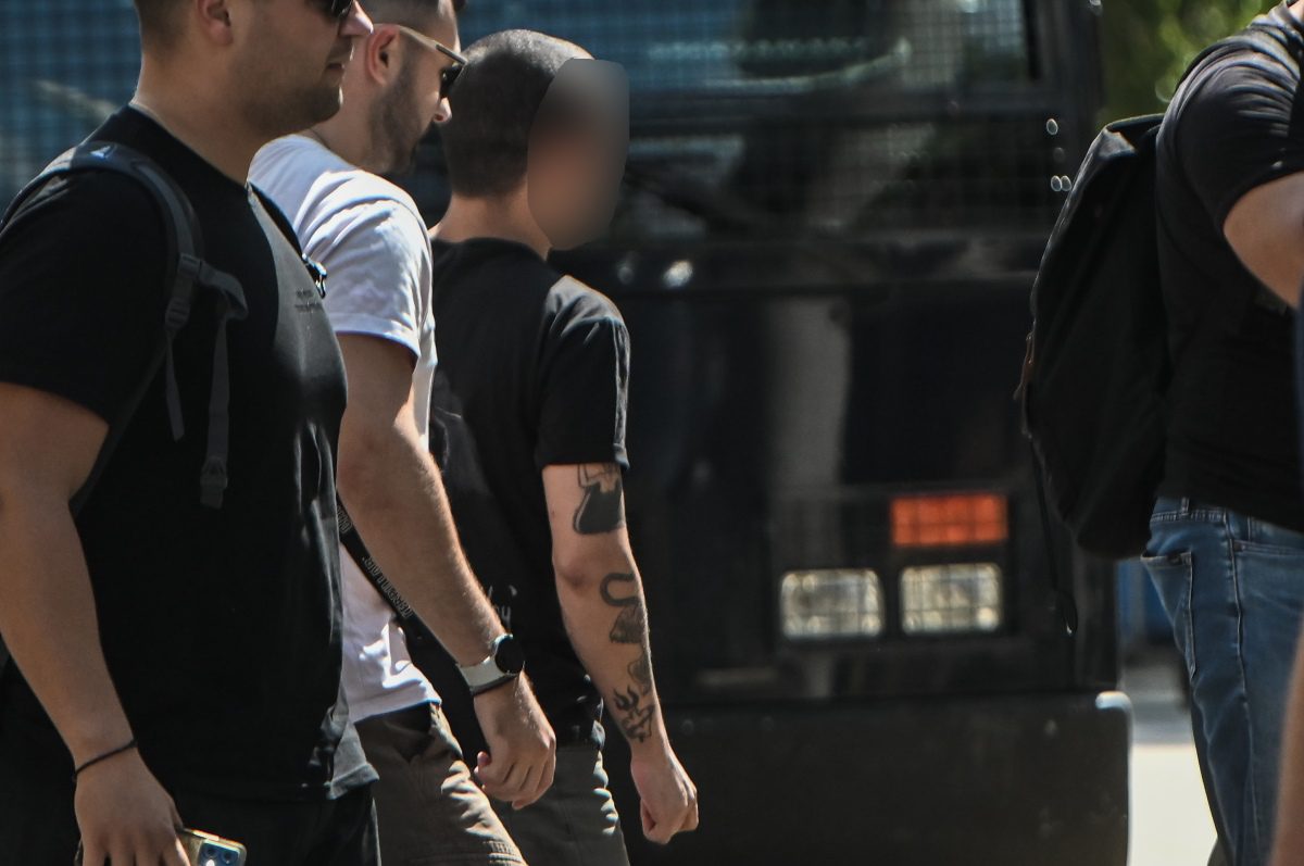 Ο Γιάννης Μάλαμας έξω από το γραφείο του εισαγγελέα