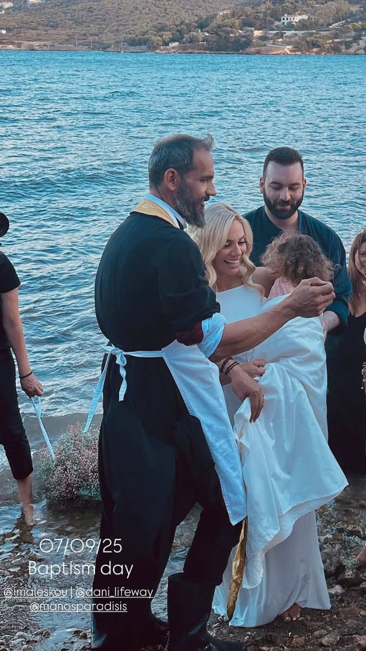 Η Μαλέσκου με την κόρη της στην βάπτισή της