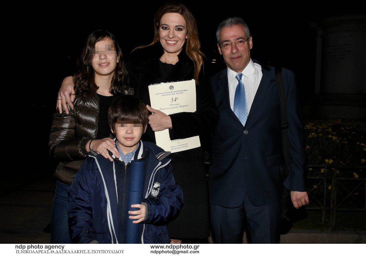 Ο Νίκος Μάνεσης με τη Φαίη Μαυραγάνη και τα παιδιά τους