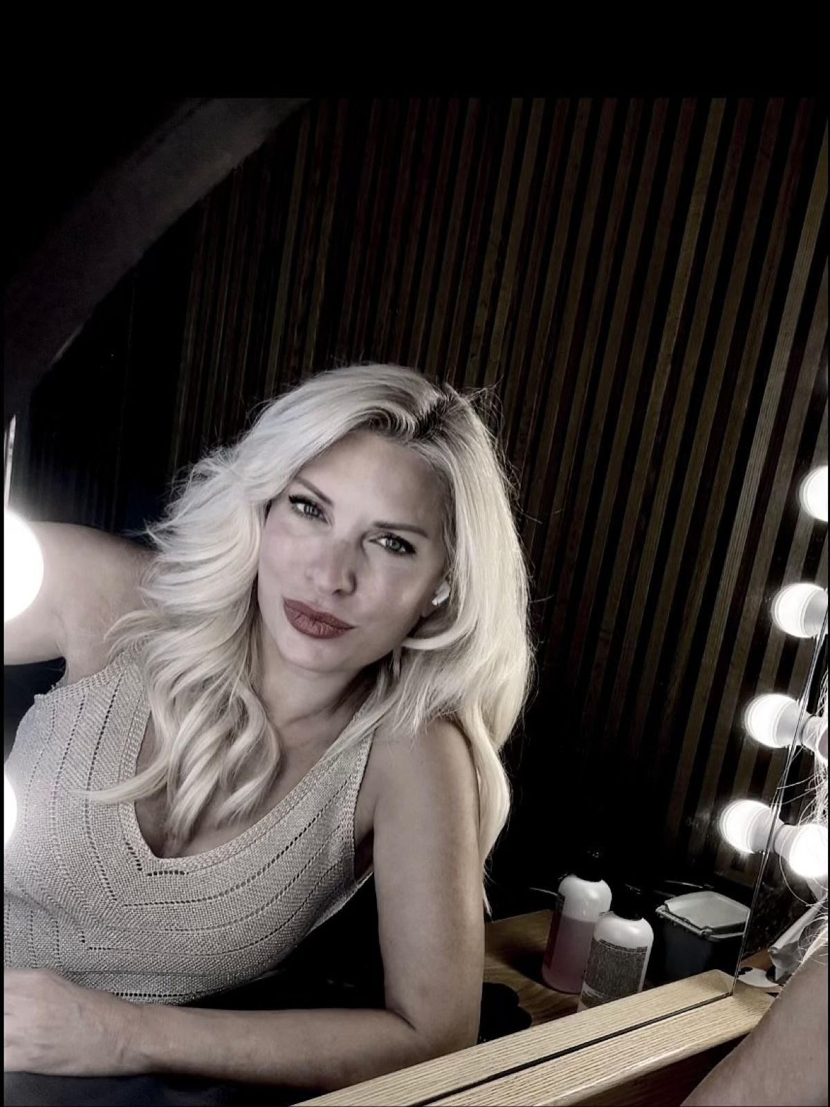 Η Ελένη Μενεγάκη μπροστά στον καθρέφτη