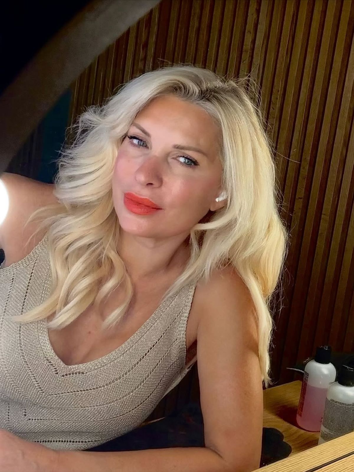 Η Ελένη Μενεγάκη μπροστά στον καθρέφτη