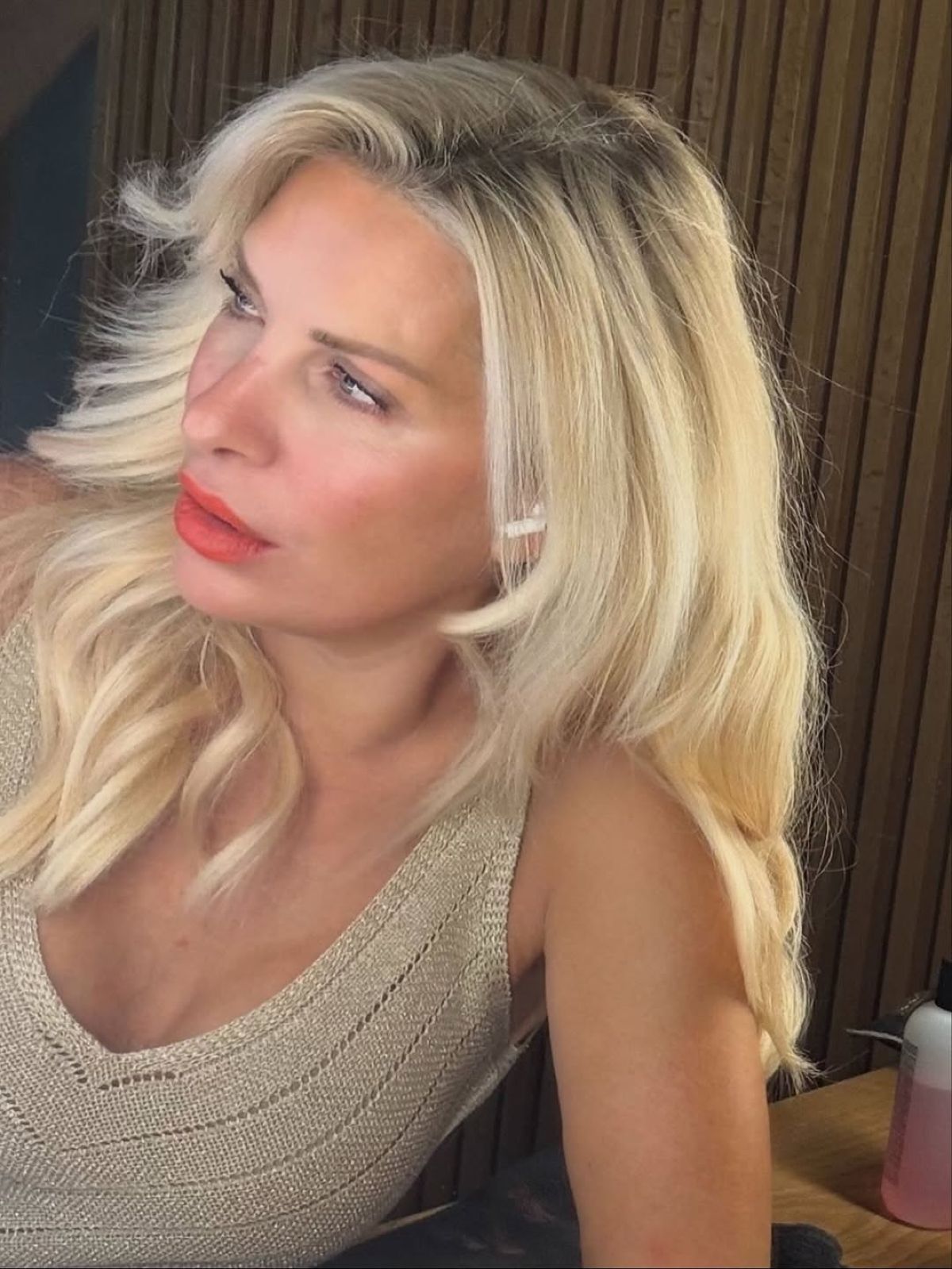 Η Ελένη Μενεγάκη μπροστά στον καθρέφτη