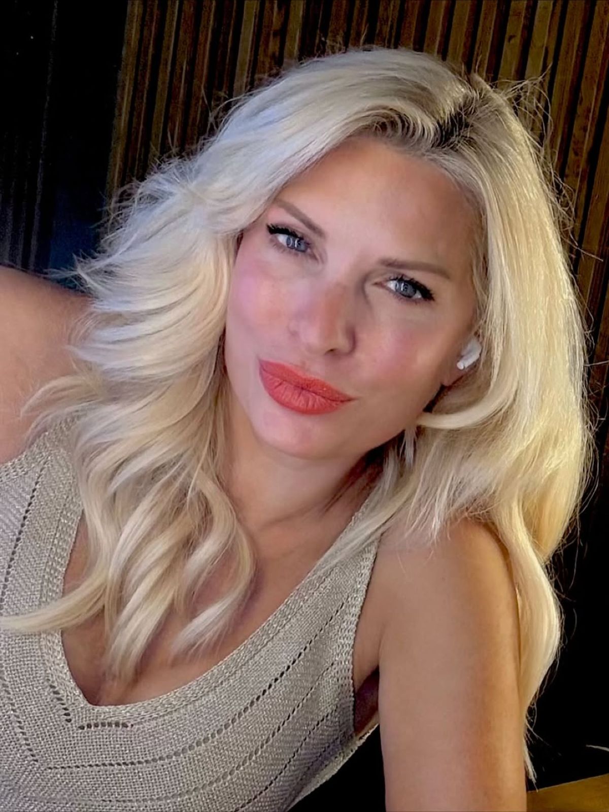 Η Ελένη Μενεγάκη μπροστά στον καθρέφτη