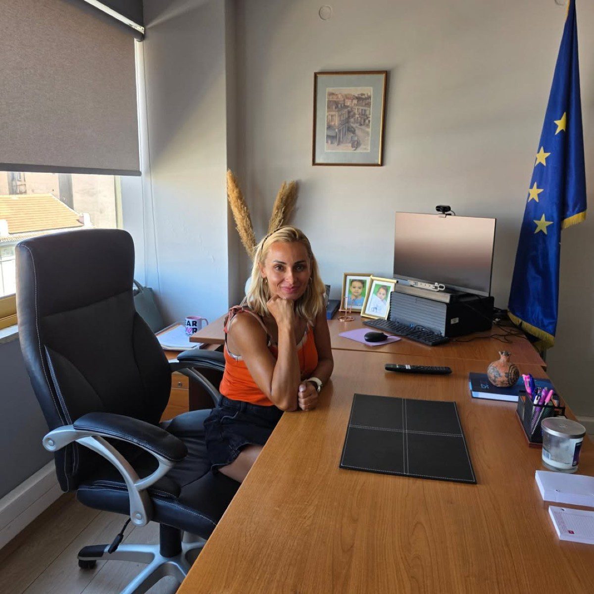 Η Βασιλική Μιλλούση στο νέο της γραφείο