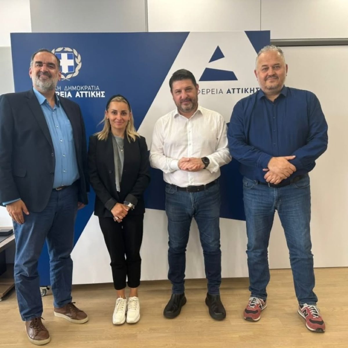 Η Βασλική Μιλλούση δίπλα στον Νίκο Χαρδαλιά και τους συνεργάτες τους