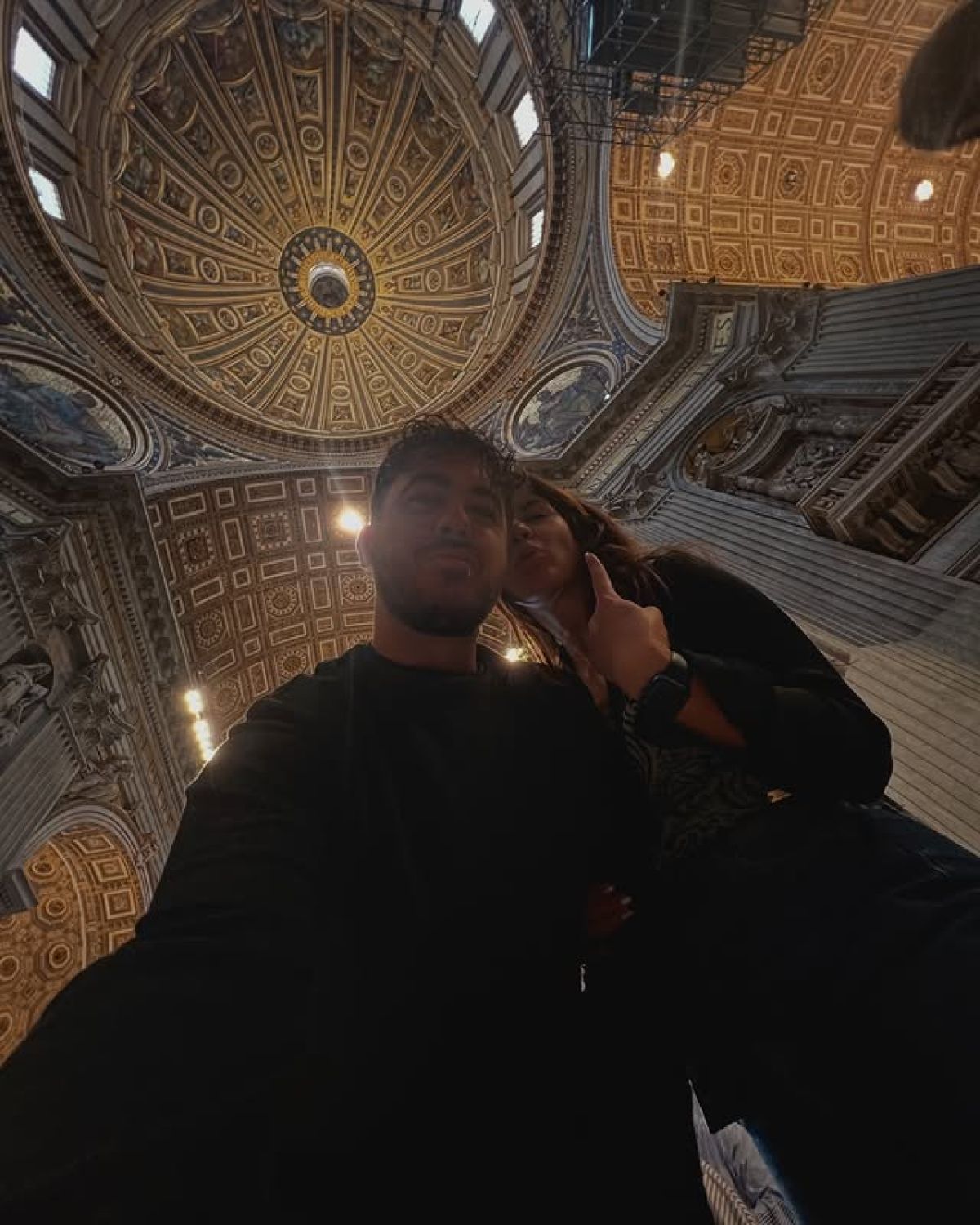 Ο Μιχαήλ Βαρθακούρης και η σύντροφός του