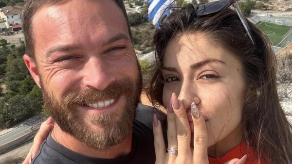 Ο Στέφανος Μιχαήλ και η Νάταλι Κάτερ με το μονόπετρο