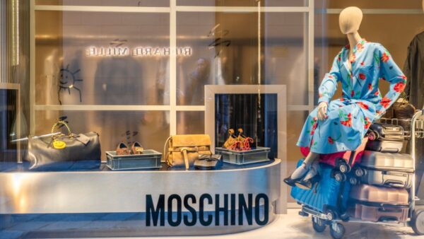 Τσάντα και φόρεμα Moschino σε βιτρίνα