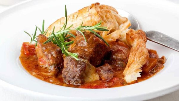 Μοσχάρι στη γάστρα με σφολιάτα