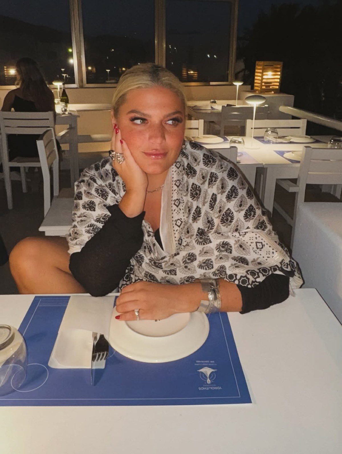 Η Δανάη Μπάρκα σε εστιατόριο